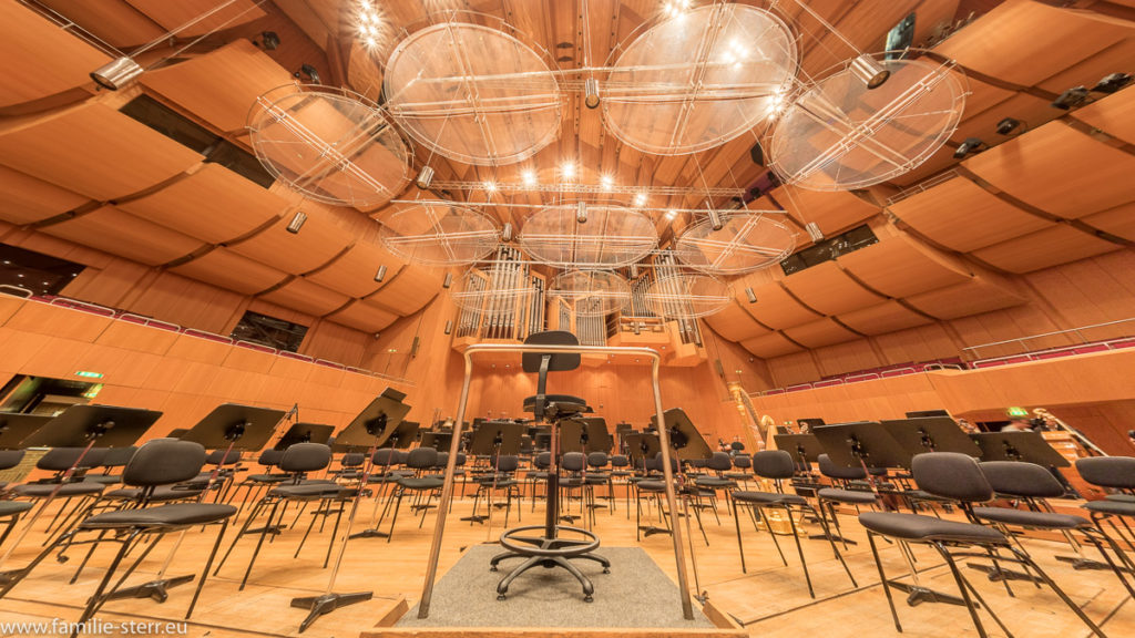 Dirigentenpult und Bühne der Philharmonie im Gasteig in München mit der Orgel im Hintergrund