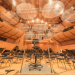 Dirigentenpult und Bühne der Philharmonie im Gasteig in München mit der Orgel im Hintergrund