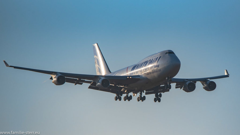 Jumbo Jet National Airlines B747-412(BCF) N756CA bei der Landung am Flughafen München in den Strahlen der tierstehenden Sonne