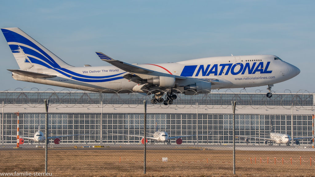 Jumbo Jet National Airlines B747-412(BCF) N756CA bei der Landung am Flughafen München vor dem Hangar an der Südbahn