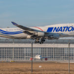 Jumbo Jet National Airlines B747-412(BCF) N756CA bei der Landung am Flughafen München vor dem Hangar an der Südbahn
