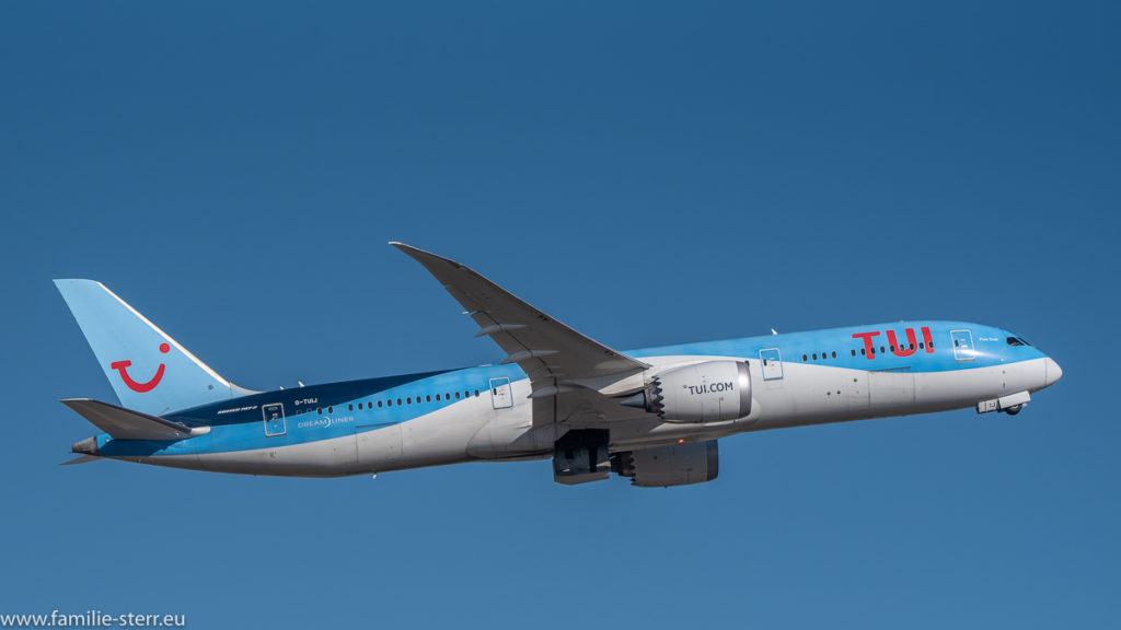 Boeing 787 Dreamliner von TUI Airways vor dem strahlend blauen Himmel über dem Flughafen München
