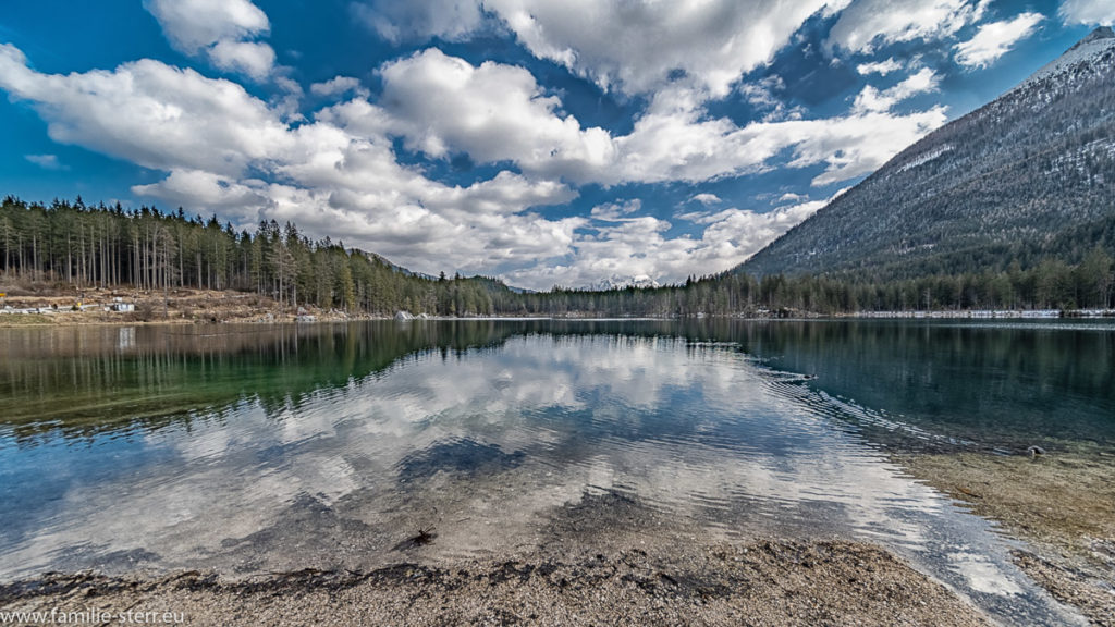 Hintersee unter weiß - blauem Himmel