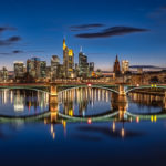 nächtlicher Blick über den Main auf das Bankenviertel mit den Hochhäusern in Frankfurt am Main zur blauen Stunde