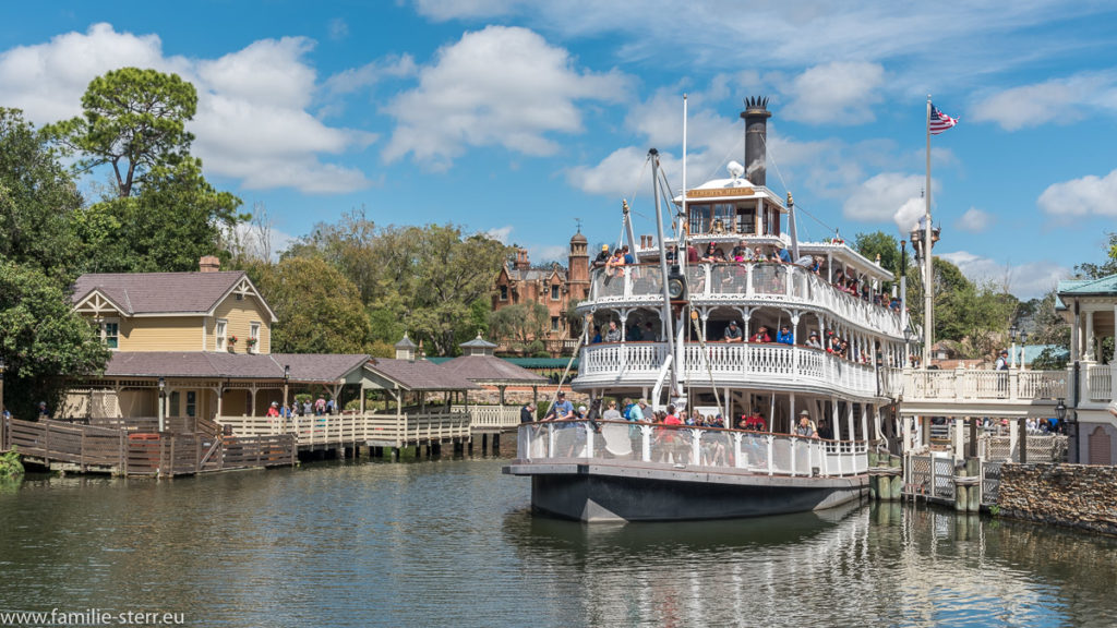 Raddampfer im Magic Kingdom bei perfektem Frühlingswetter