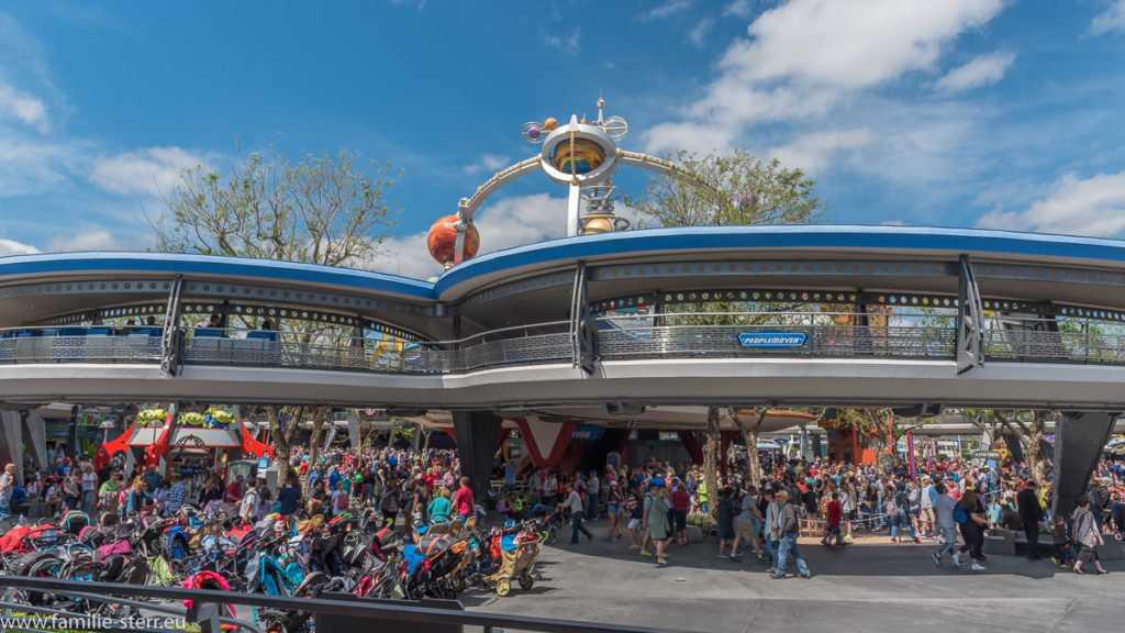 ein großer Andrang in der Future World / Magic Kingdom vor dem Aufgang zum Peoplemover