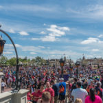 dichte Menschenmenge vor dem Cinderellaschloss im Magic Kingdom in der Walt Disney World