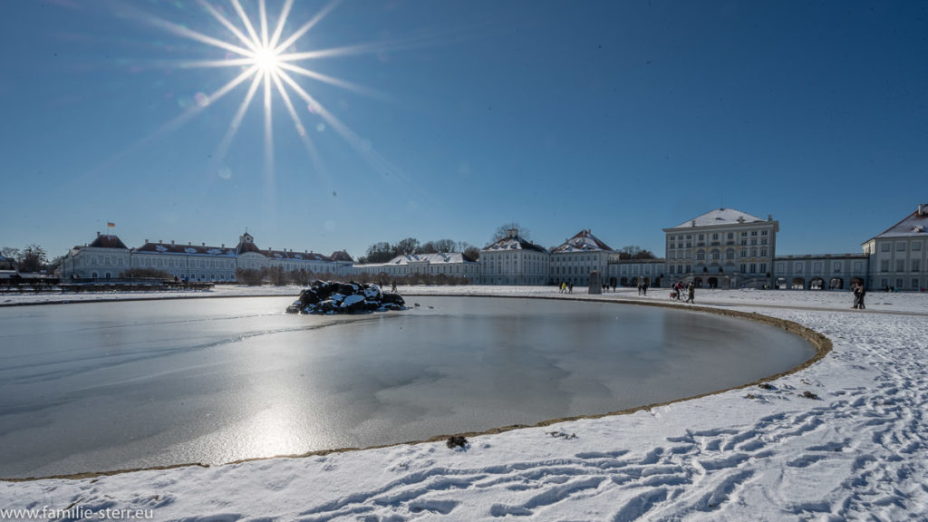 strahlende Sonne am blauen Himmel über dem winterlichen Schluss Nymphenburg