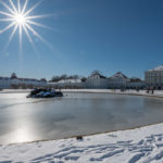strahlende Sonne am blauen Himmel über dem winterlichen Schluss Nymphenburg