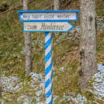 ein weiß-blauer Wegweiser im Wald mit dem Hinweis "Weg führt nicht weiter"