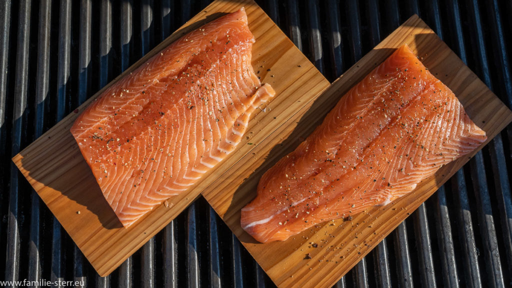 Lachs mit den Zedernholzbrettern auf dem Grill