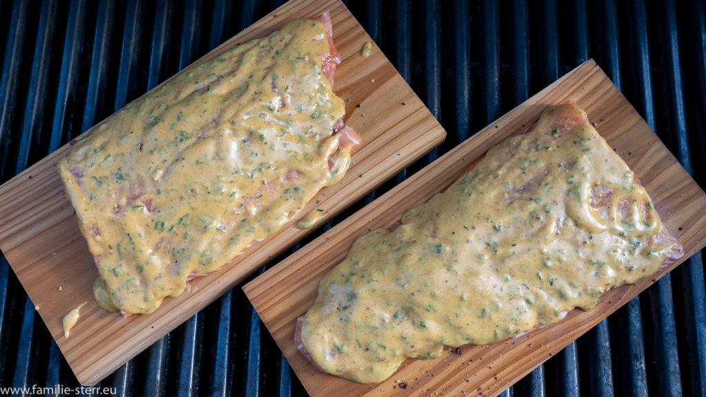 Lachs mit Senfsoße bedeckt auf Zendernbrettern auf dem Weber Gasgrill