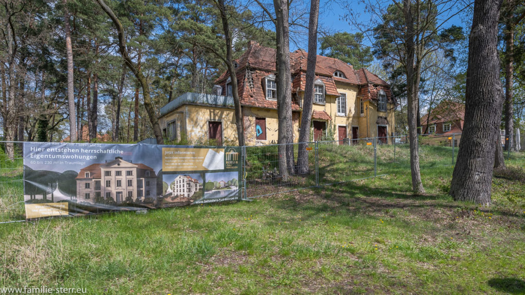 Bautafel vor einer verfallenden Villa am Ufer des Scharmützelndes in Bad Saarow