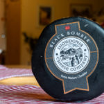 ein in schwares Wachs eingehüllter extra-alter Cheddar von Snowdonia