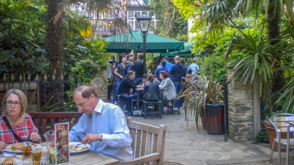 vollbesetzter Biergarten im Henry J Bean's in London Chelsea im Frühling