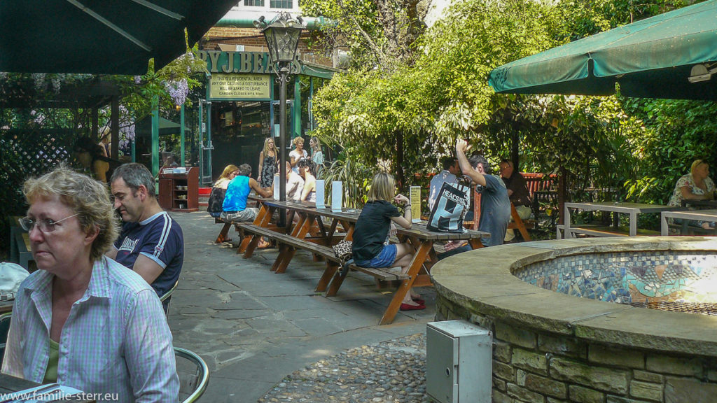 vollbesetzter Biergarten im Henry J Bean's in London Chelsea im Frühling