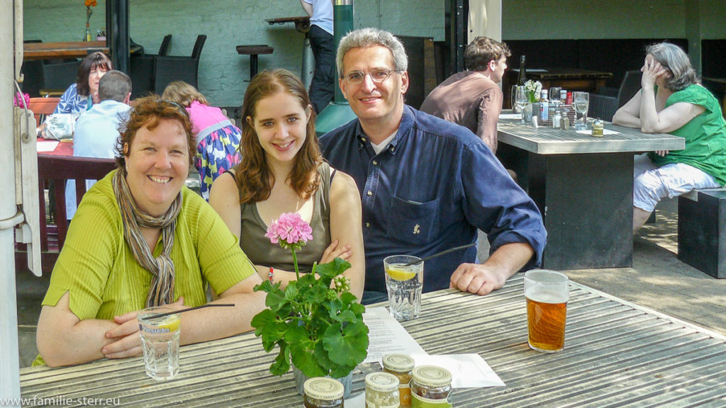 Astrid, Melanie und Thomas im Biergarten in Hampstead Heath