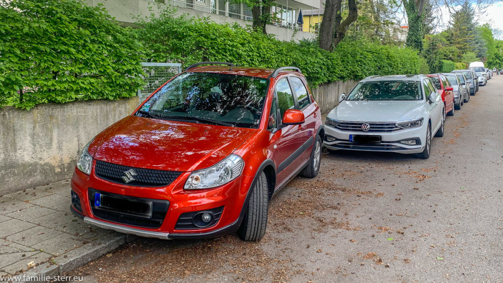 unglücklich geparkter Wagen auf dem Gehsteig