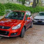 unglücklich geparkter Wagen auf dem Gehsteig