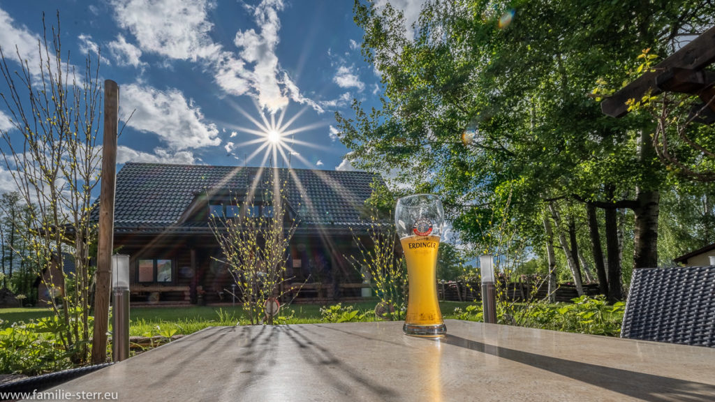 ein frisches Erdinger Weißbier im strahlenden Sonnenschein vor dem Wellnesshaus Arche Noah im Seehotel Burg Spreewald