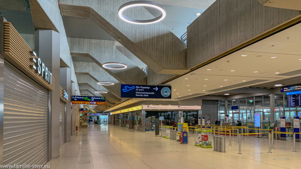 menschenleerer Bereich vor der Sicherheitskontrolle am Flughafen Köln/Bonn