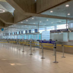 menschenleerer Check-In-Bereich am Flughafen Köln/Bonn