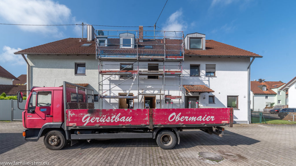 LKW der Firma Gerüstbau Obermaier von dem aufgebauten Gerüst in Hallbergmoos