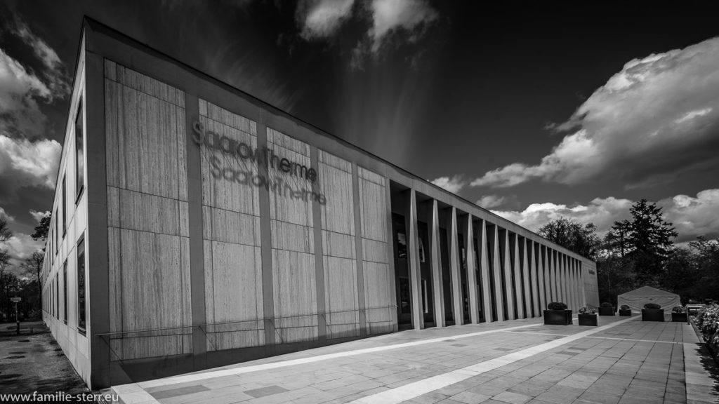 die Fassade der Saarow-Therme in Bad Saarow mit seiner Beton . Architektur