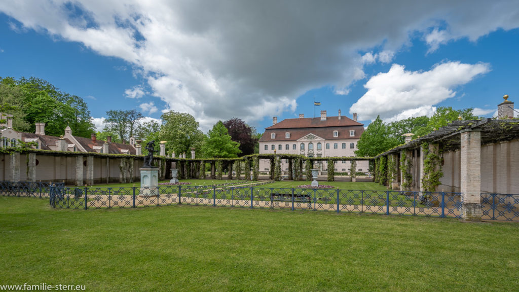 Blick über den Hof auf das Schloss Branitz