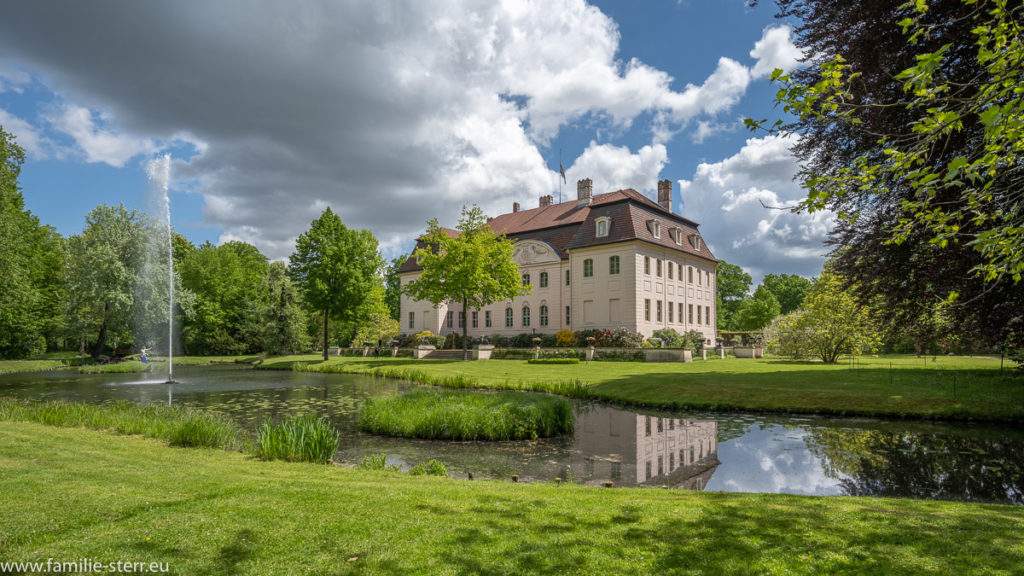 Ausblick von der Rosenlaube im Park aus auf das Schloss Branitz