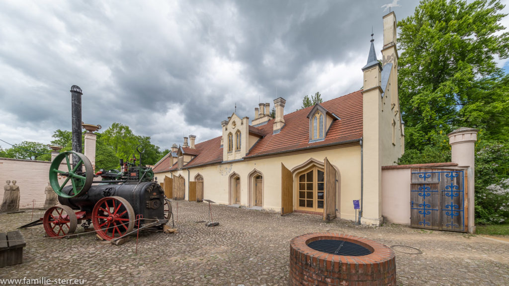 der ehemalige Marstall bei Schloss Branitz mit einer alten Dampfmaschine im Hof