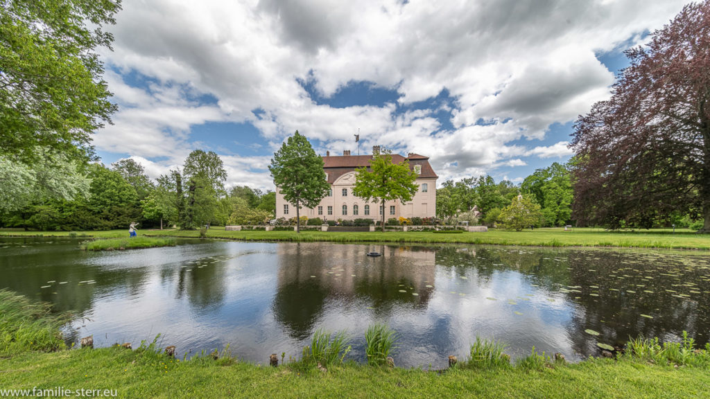 Blick über den Schlossteich auf das Schloss Branitz