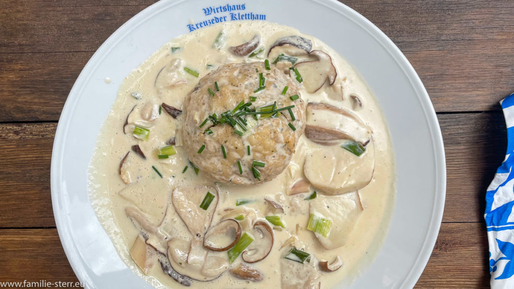 ein Teller mit Steinpilzen in Rahmsosse und einem Semmelknödel im Gasthaus Kreuzeder in Erding