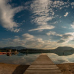 früher Morgen im leeren Strandbad Faak am Faaker See in Kärnten