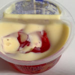 rote Götterspeise mit Vanillesauce