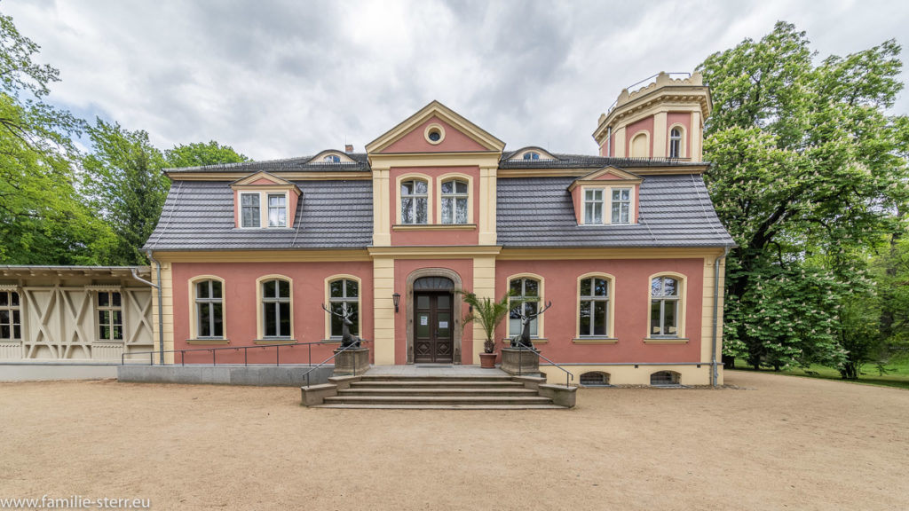 das kleine Schloss Kromlau am Rande des Rhododendronparks in Kromlau in der Lausitz