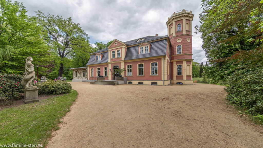 das kleine Schloss Kromlau am Rande des Rhododendronparks in Kromlau in der Lausitz