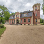 das kleine Schloss Kromlau am Rande des Rhododendronparks in Kromlau in der Lausitz