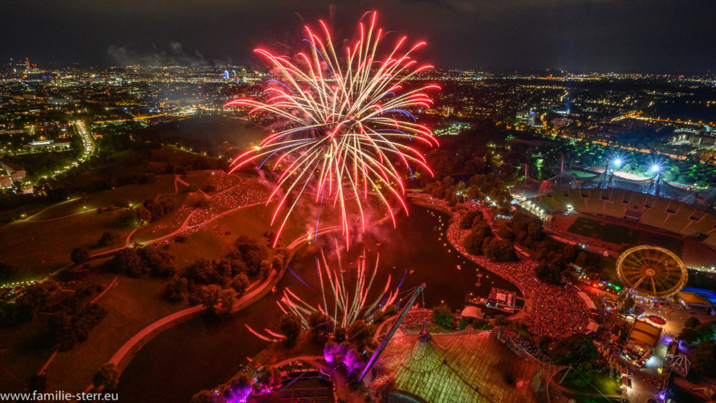 Feuerwerk beim imPark Sommerfestival, aufgenommen von oben vom Olympiaturm aus