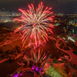 Feuerwerk beim imPark Sommerfestival, aufgenommen von oben vom Olympiaturm aus