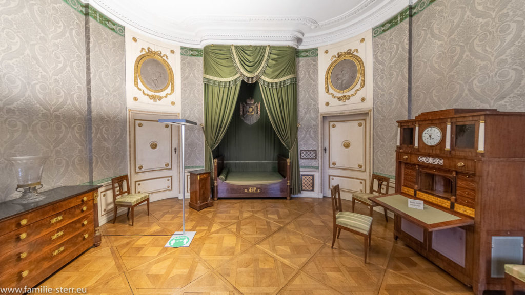 Schlafzimmer des Fürsten Wrede mit grünem Himmelbett auf der Residenz Ellingen