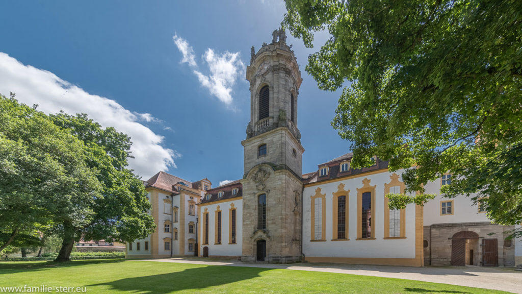 Blick auf die Schlosskirche Ellingen vom Schlosspark aus