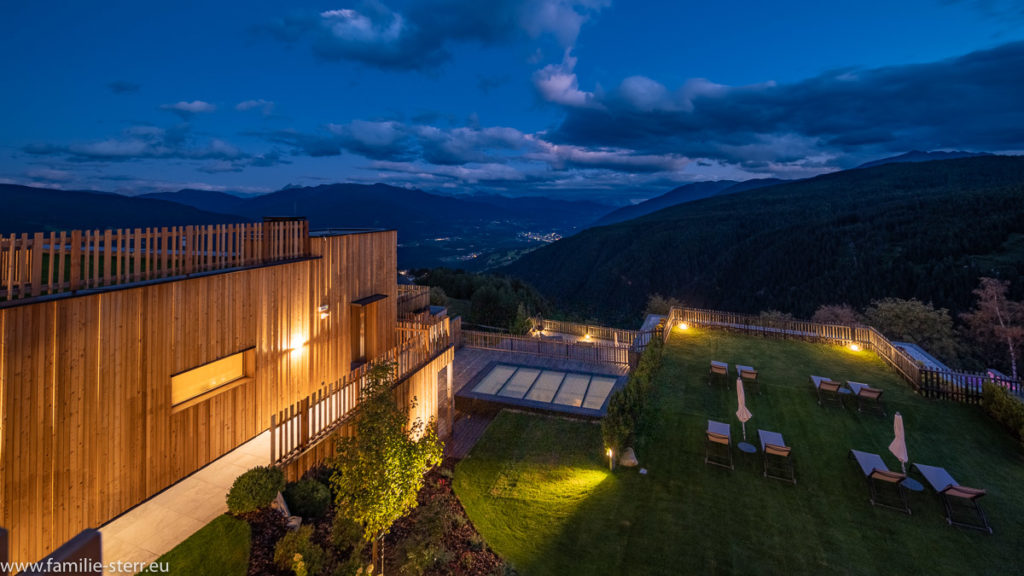 Blick vom Tratterhof in Meransen zur blauen Stunde ins Tal
