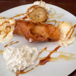 Gebackene Bananen mit Vanilleeis und Sahne