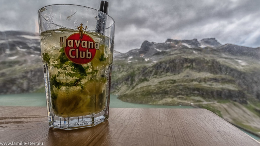 Mojito vor dem Bergpanorama auf der Rudolfshütte in den Hohen Tauern