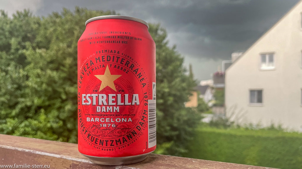 eine Dose Estrella Bier aus Barcelona, im Hintergrund zieht ein Gewitter auf