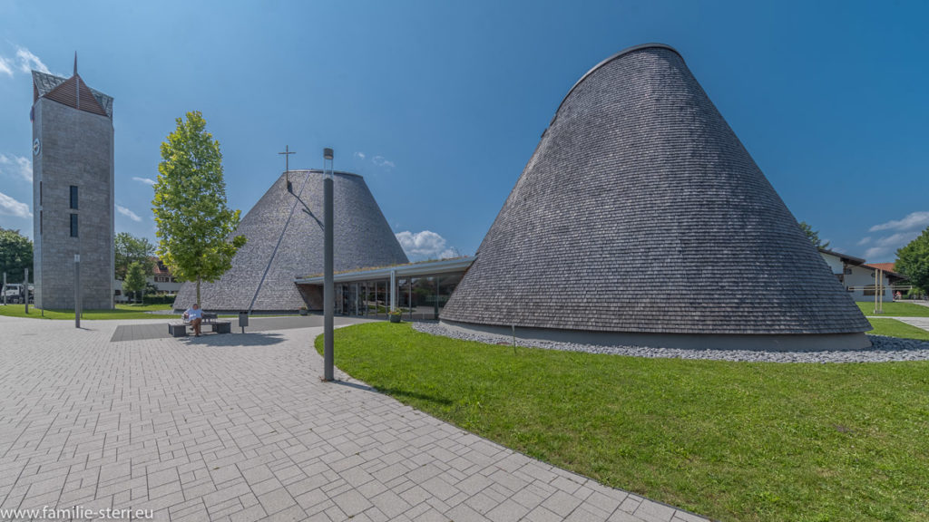 Gesamtansicht St. Josef in Holzkirchen - Kapelle, Kirche und Kirchturm