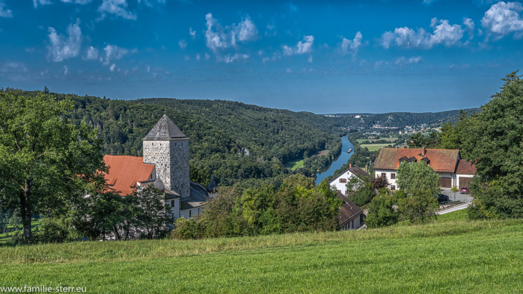 Blick vom Spazierweg oberhalb der Burg Prunn auf die Burg und das dahinter liegende Altmühltal mit dem Main-Donau-Kanal