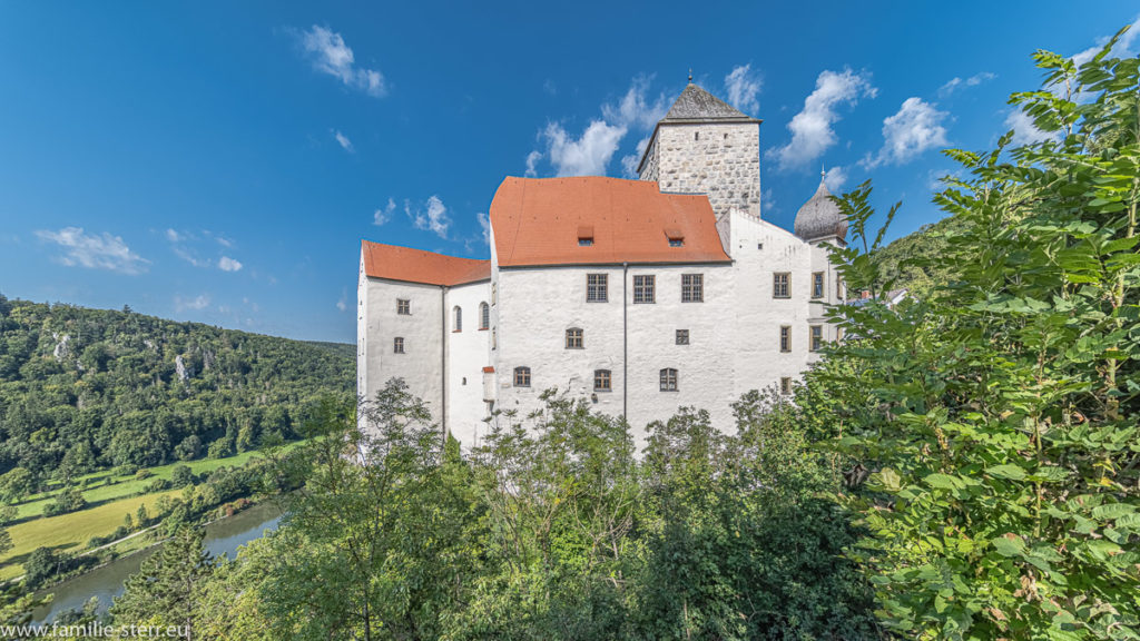 Blick von der Seite auf die Burg Prunn und die darunter fließende Altmühl