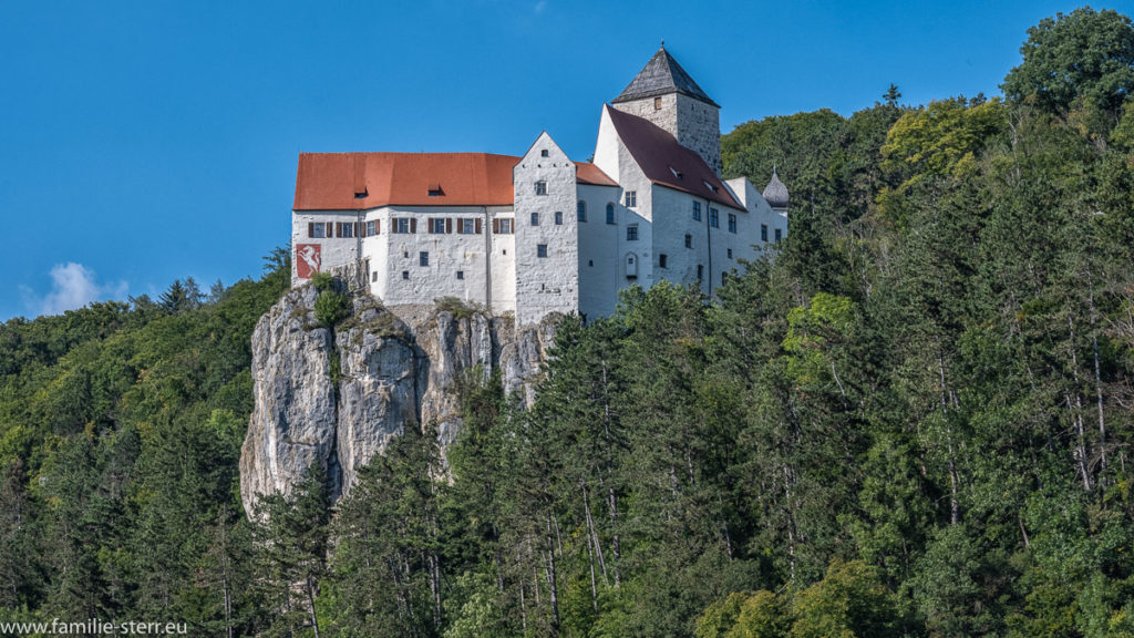 Blick von der Burg Prunn über den Main-Donau-Kanal, im Hintergrund liegt Riedenburg mit dem Schluss Rosenburg, auf dem Kanal fährt ein großer Ausflugsdampfer